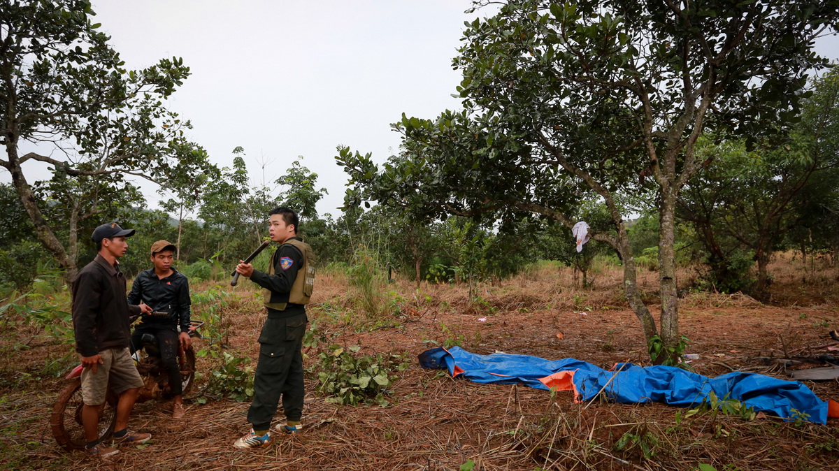[-]Cơ[-]quan[-]công[-]an[-]điều[-]tra[-]tại[-]hiện[-]trường[-]vụ[-]án[-]mạng[-]là[-]nhà[-]ông[-]Đặng[-]Văn[-]Hiến[-](tiểu[-]khu[-]1535,[-]xã[-]Quảng[-]Trực)[-]-[-]Ảnh:[-]TRUNG[-]TÂN